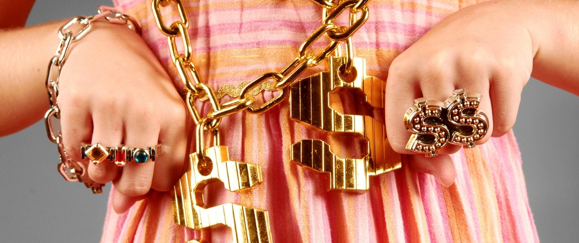 Comment gagner de l'argent quand on est créateur de contenu une fille avec des grosse bagues et des collier en or.