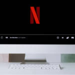 Un écran d'ordinateur avec le logo de Netflix