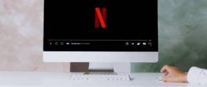 Un écran d'ordinateur avec le logo de Netflix