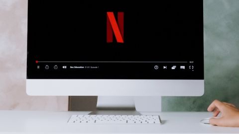 Un écran d'ordinateur avec le logo de Netflix