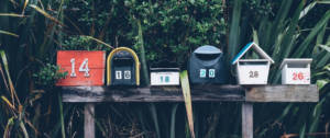 une rangée de boite au lettres