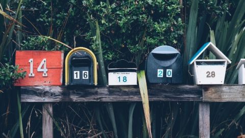 une rangée de boite au lettres