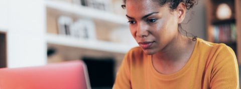 Google Doc est devenu un réseau social, la preuve avec ces 4 usages Une femme chez elle devant un ordinateur