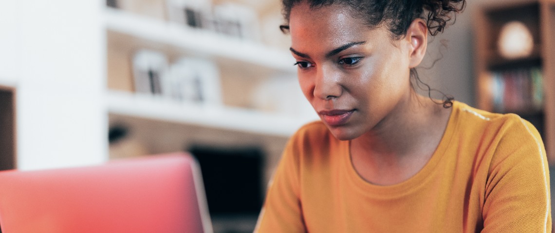 Google Doc est devenu un réseau social, la preuve avec ces 4 usages Une femme chez elle devant un ordinateur