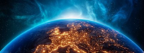 Comment concevoir tout en réduisant l'impact négatif du numérique sur la planète ? photographie de la terre vue du ciel avec des lumières qui scintillent