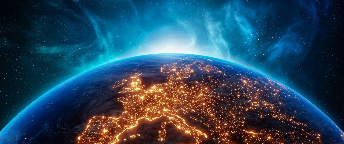 Comment concevoir tout en réduisant l'impact négatif du numérique sur la planète ? photographie de la terre vue du ciel avec des lumières qui scintillent