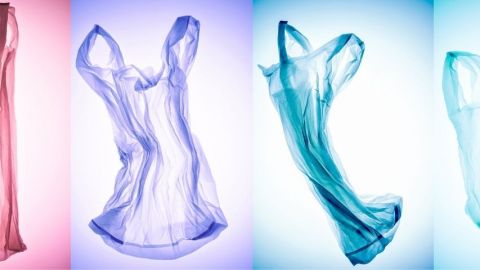 Des sacs en plastique de différentes couleurs