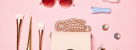 Le boom des start-up ou la shopify-cation de l'économie présentation d'accessoire de mode sur fond rose