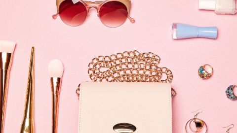 présentation d'accessoire de mode sur fond rose