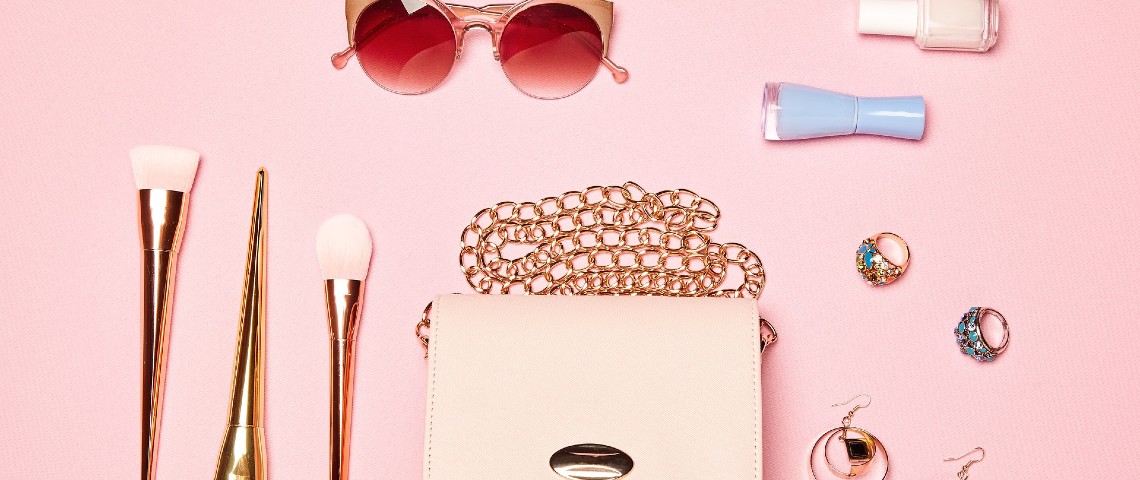 Le boom des start-up ou la shopify-cation de l'économie présentation d'accessoire de mode sur fond rose