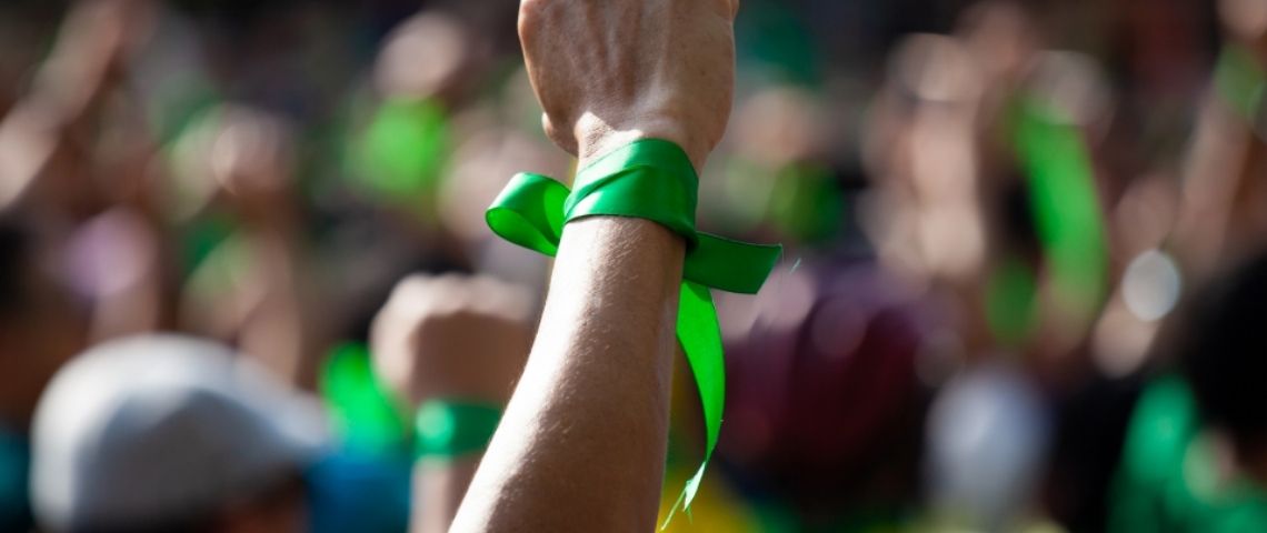 Le Printemps écologique lance son appel national le 8 octobre 2020 dans la presse, avec le soutien de nombreuses ONG et acteurs de la société civile Manufestant avec un ruban vert au poignet