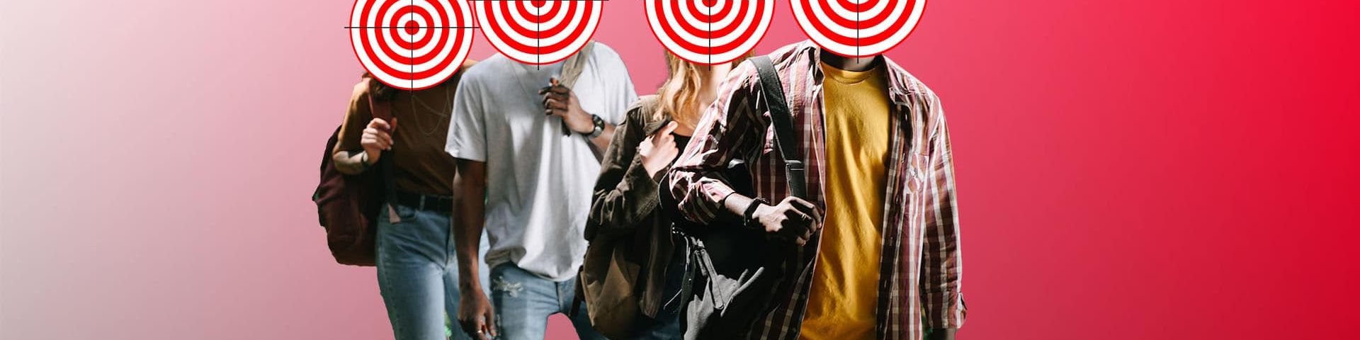 Quatre personnes avec des cibles à la place de la tête sur fond rouge