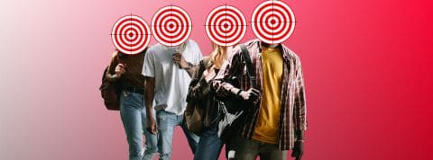 Le grand krach de l'attention : la pub ciblée serait une grosse arnaque Quatre personnes avec des cibles à la place de la tête sur fond rouge