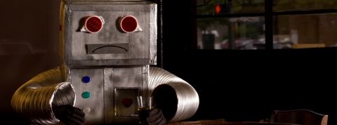 L'IA ne rapporte pas gros aux entreprises qui la déploient Un robot triste au bar