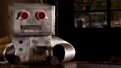 Un robot triste au bar