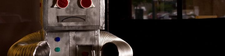 Un robot triste au bar