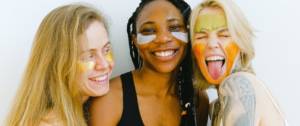 Trois femmes avec des masques pour la peau