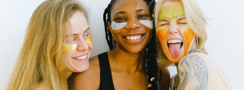 Les marques de skincare qui cartonnent sans le vouloir sur TikTok Trois femmes avec des masques pour la peau