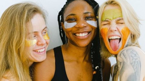 Trois femmes avec des masques pour la peau