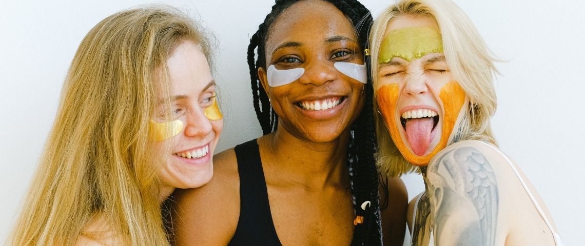Les marques de skincare qui cartonnent sans le vouloir sur TikTok Trois femmes avec des masques pour la peau