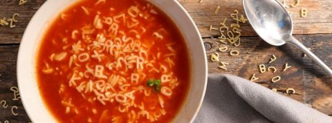 La linguistique, le nouveau combat de l'industrie agro-alimentaire Un bol de soupe avec des pâtes alphabet