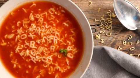 Un bol de soupe avec des pâtes alphabet