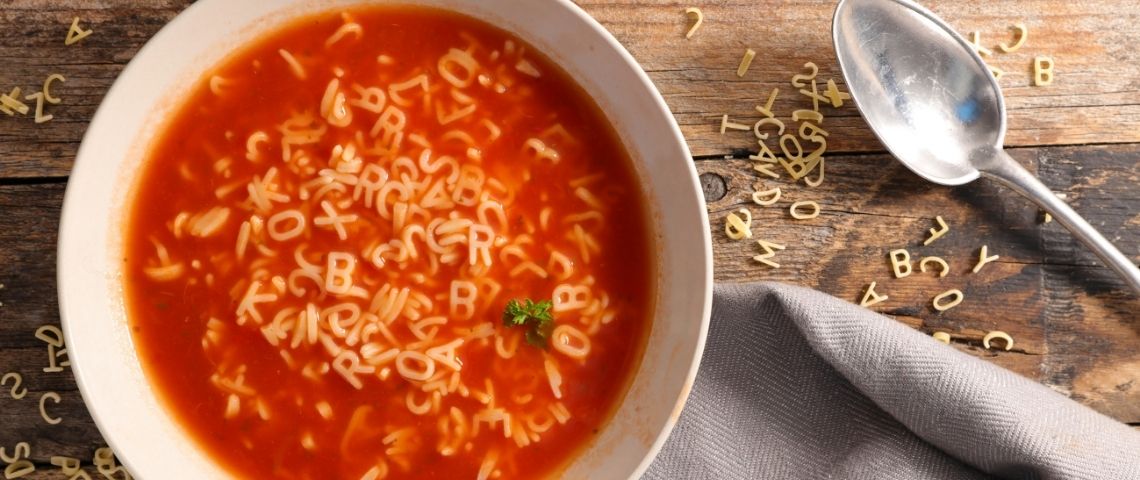 La linguistique, le nouveau combat de l'industrie agro-alimentaire Un bol de soupe avec des pâtes alphabet