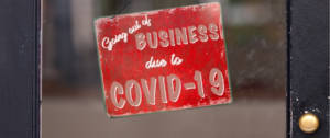 Une pancarte indiquant qu'un commerce a fait faillite à cause du Covid-19