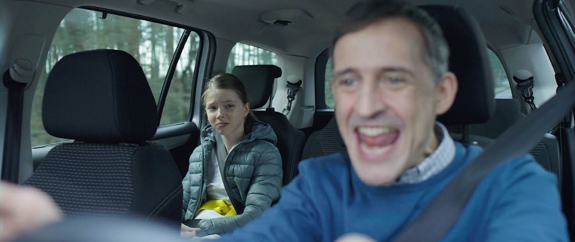 Spotify acompagné de l'agence Marcel lance sa 1ère campagne TV pour promouvoir l'offre Spotify Premium Family Papa chantant en voiture sous le regard dépité de sa fille