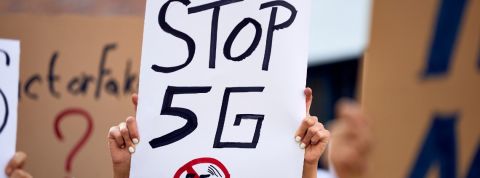 Pourquoi la 5G n'est pas une controverse technologique comme une autre Pancarte pendant une manifestation anti 5g
