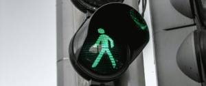Un feu vert piéton