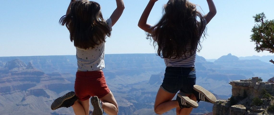 Tchika le 1er magazine pour l’empouvoirement des filles de 7 à 12 ans fait sa une sur les premières règles Jeunes filles sautant en l'air
