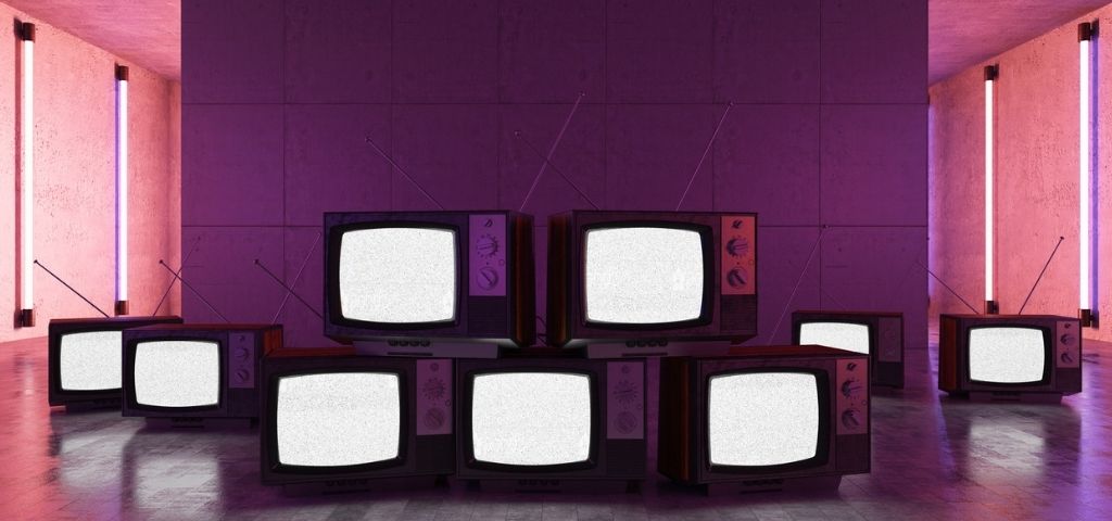 La télévision continue sa remontée après le confinement Un mur fait avec des télévisions