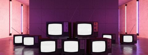 La télévision continue sa remontée après le confinement Un mur fait avec des télévisions