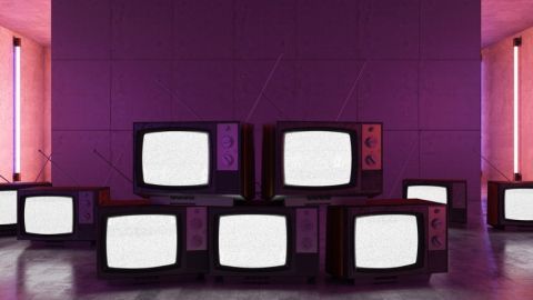 La télévision continue sa remontée après le confinement Un mur fait avec des télévisions