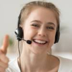 Télétravailleuse avec un casque lève le pouce