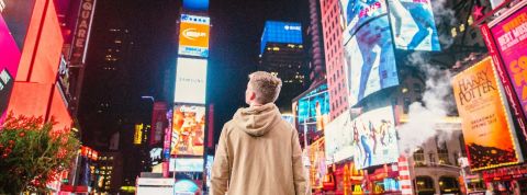 La publicité ciblée, c'est du bullshit selon un ancien de Google Adolescent de dos à Time Square, devant les affichages publicitaires lumineux