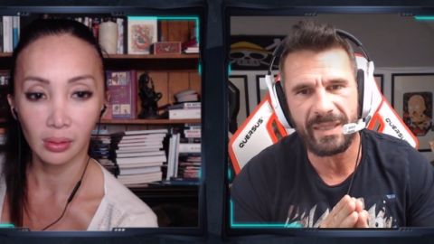 un homme et une fille devant leurs webcams.