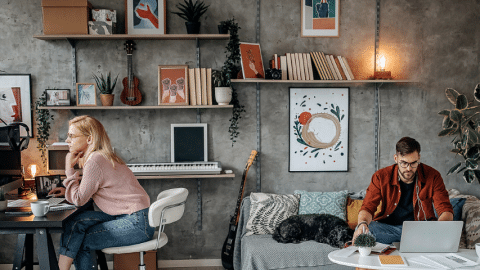 Top des outils pour mieux télétravailler Une femme et un homme en train de travailler dans un salon
