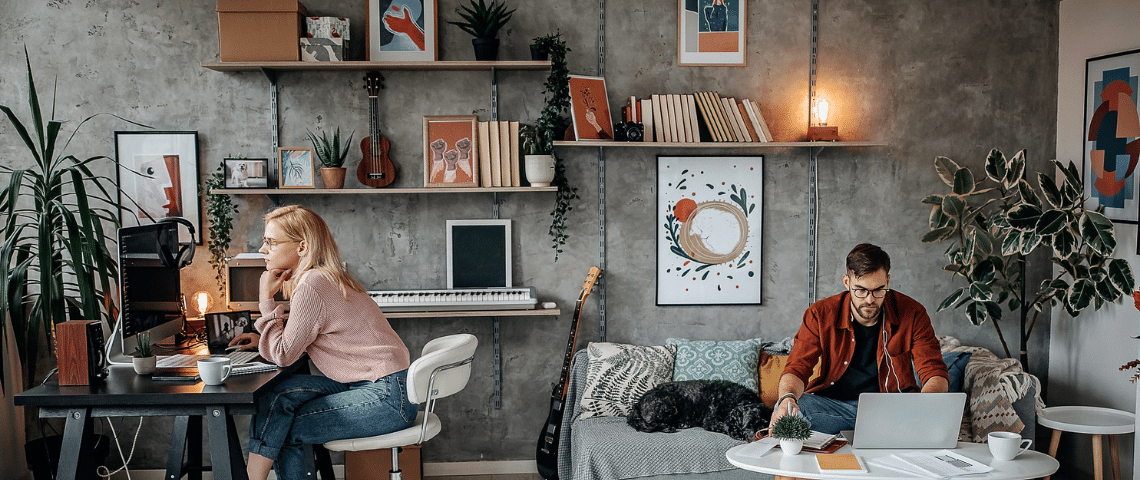 Top des outils pour mieux télétravailler - L'ADN Une femme et un homme en train de travailler dans un salon