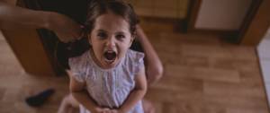 Une petite fille qui crie