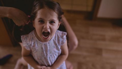 Une petite fille qui crie