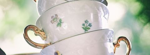 Découvrez la tendance du tablescaping Des tasses en porcelaine empilées