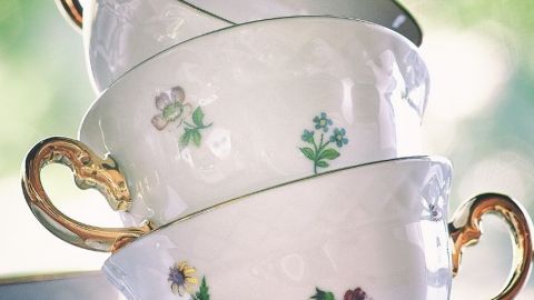 Des tasses en porcelaine empilées