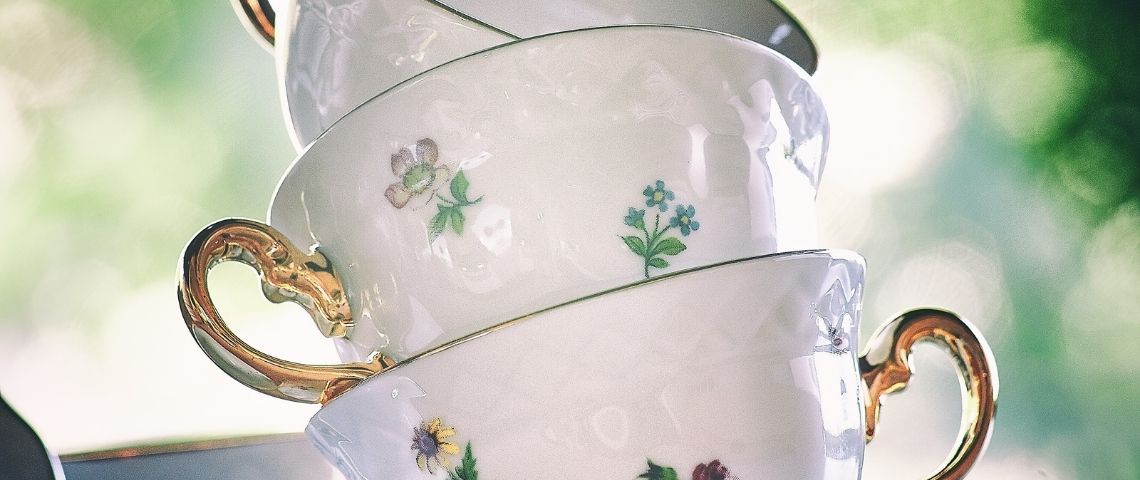 Découvrez la tendance du tablescaping Des tasses en porcelaine empilées