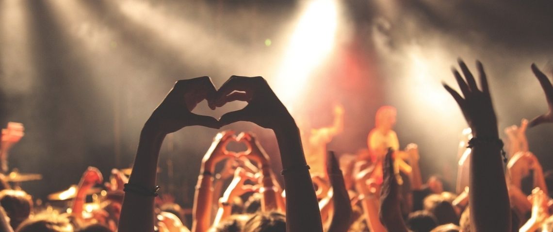 Green Europe Expérience 4 Festivals et 2 ONG s'unissent afin de créer un futur durable et désirable pour les festivals Foule dans un festival faisant un coeur avec leurs mains