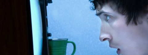 Sur YouTbue, le boom des chaines d'info indépendantes et complotistes un homme regarde la télévision de très près