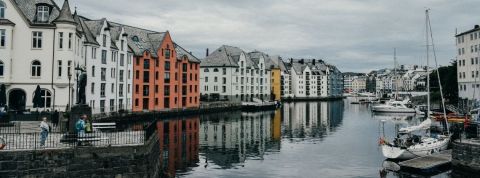 Le phénomène des Zoom towns Une ville avec une rivière