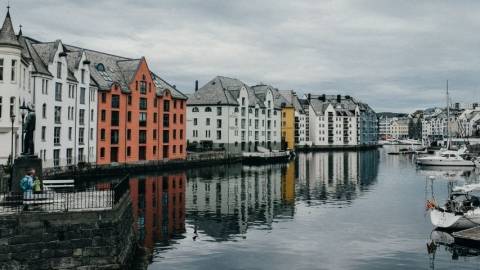 Une ville avec une rivière