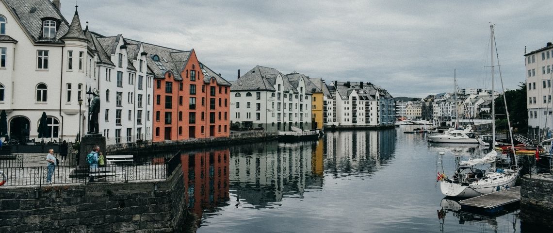 Le phénomène des Zoom towns Une ville avec une rivière